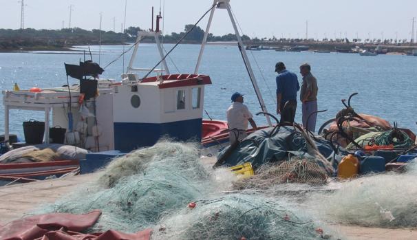 Rescatado con vida uno de los pescadores desaparecidos en el puerto de Sancti Petri