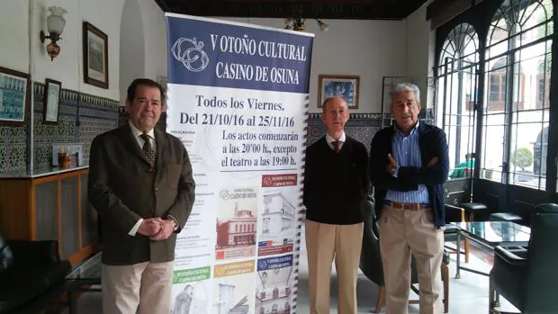 Manuel García, Antonio Navarro y José García junto al cartel del V Otoño Cultural