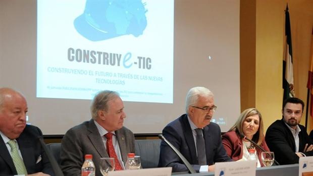 La Junta destaca su apuesta por la investigación para el despegue del sector de la construcción