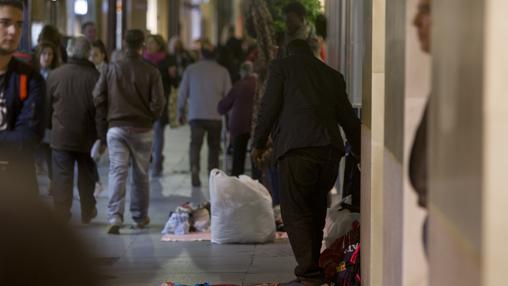 La venta callejera golpea a los comerciantes del casco histórico de Cádiz