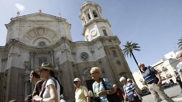 Turistas paseando por Cádiz