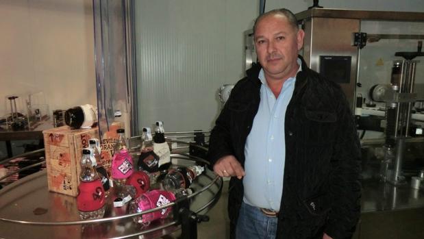 El empresario carmonense José Antonio Rodríguez en su fábrica visueña