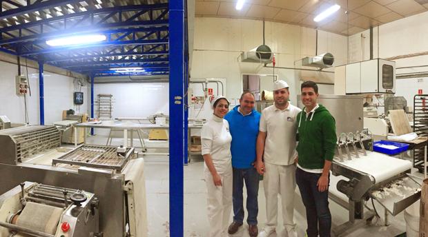 Loli Alba y Gonzalo Díaz, junto a sus hijos Alexis y Gonzalo, en el interior de la fábrica coriana