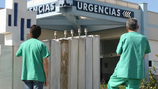 Dos médicos ante la entrada de Urgencias del Hospital de Sanlúcar
