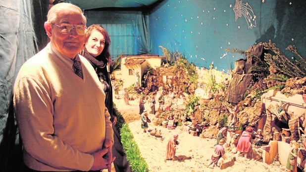 José Luis Muñoz posa con su hija María José junto al Nacimiento