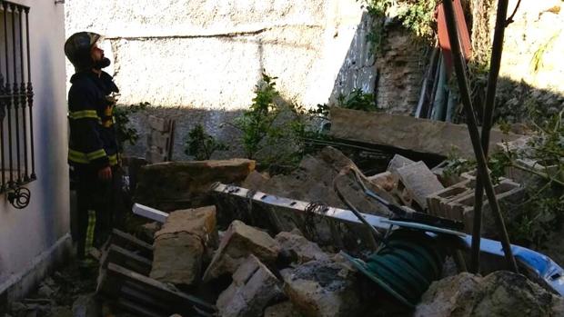 Desalojan una vivienda en Jerez tras el derrumbe de un muro