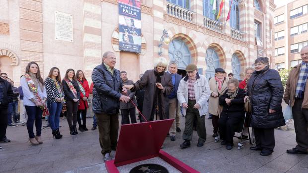 La familia del mítico José Macías Rete descubre la estrella en homenaje al corista acompañada de la entonces alcaldesa, Teófila Martínez