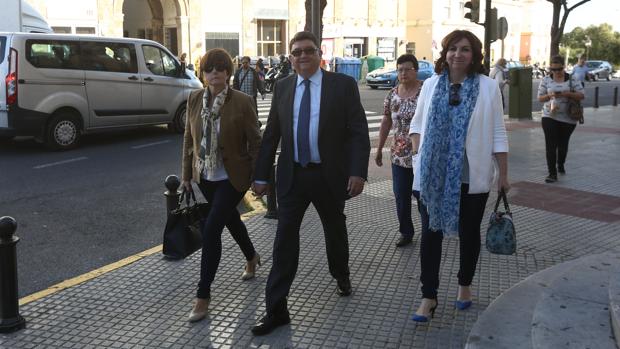 El exalcalde de Rota, condenado a año y medio de prisión por el «caso uniformes»