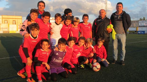 Macario en el campo de fútbol de Lebrija donde entrena