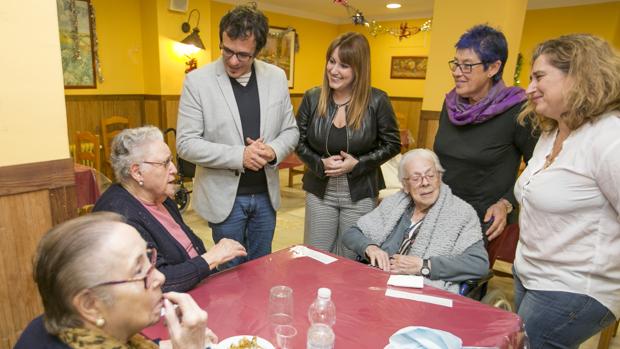 Kichi visita la residencia de ancianos Matías Calvo