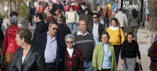 Cádiz baja por primera vez de los 120.000 habitantes