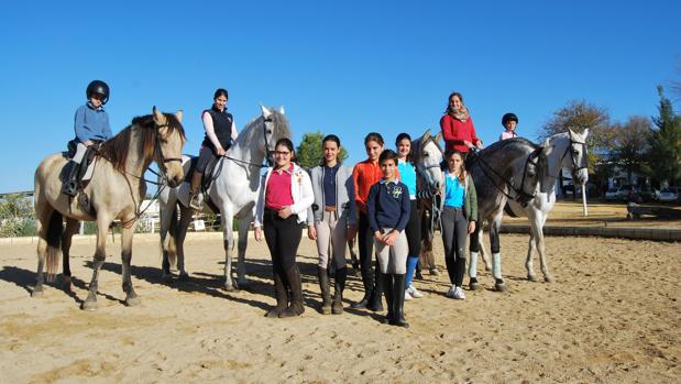 Los más jóvenes del club caballista de Carmona, cantera del éxito