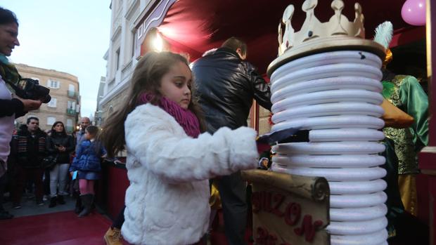 Los más pequeños entregan sus cartas al Cartero Real