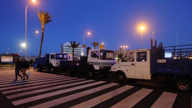 Policías vigilaban y camiones cortaban el acceso a San Juan de Dios por la Cuesta de las Calesas