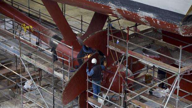 Trabajos de mantenimiento en el dique del astillero de Cádiz a las hélices de un crucero