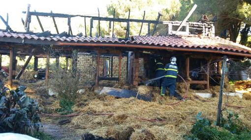 El fuego arrasa por completo una vivienda en La Muela