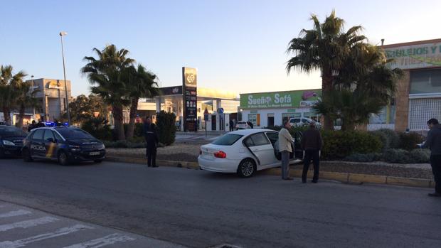 Una persecución a unos ladrones en Tres Caminos termina con uno de sus coches empotrados