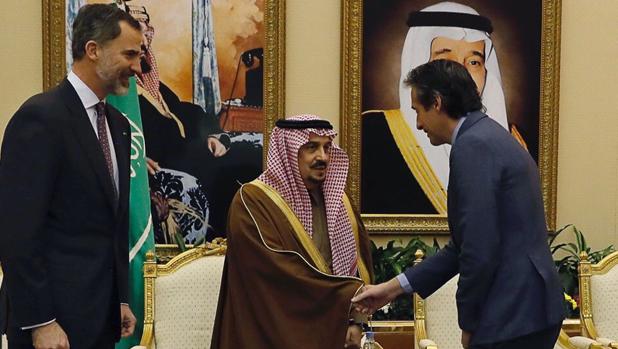 Felipe VI fue recibido en la tarde de ayer por el gobernador de Riad, Faisal bin Bandar, y el embajador español en Arabia Saudí.