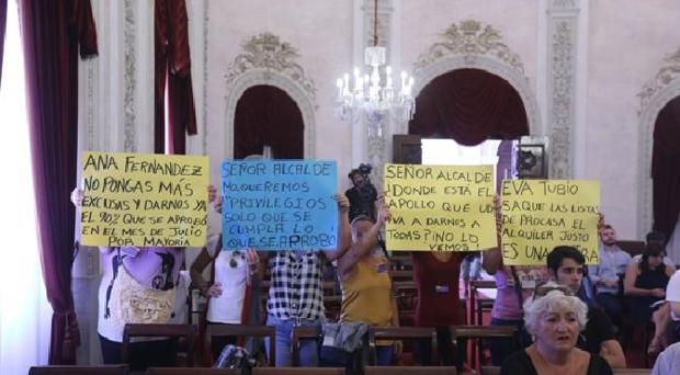 Las mujeres, que acuden cada pleno a pedir respuestas, han solicitado una cita al alcalde.