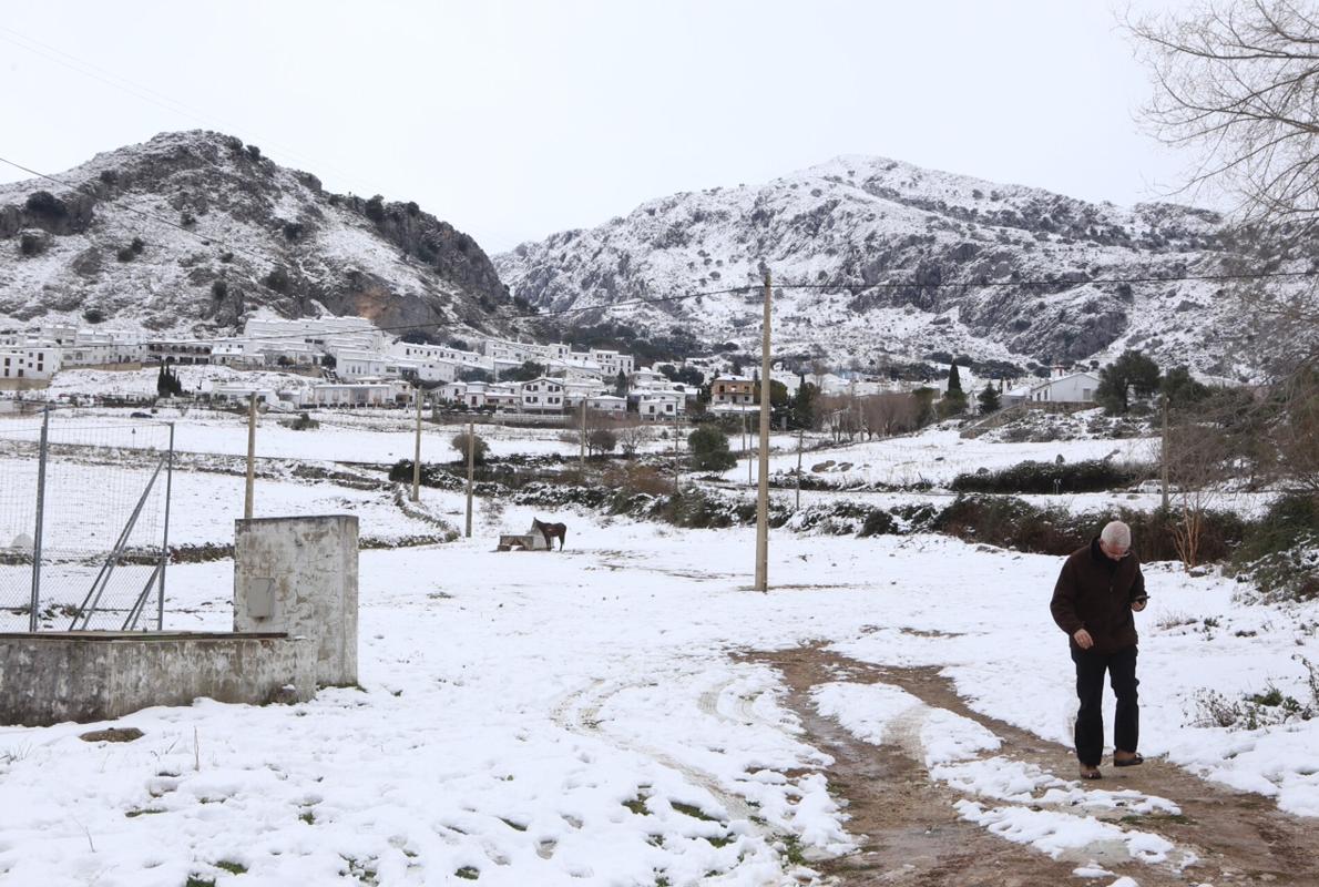 Benaocaz amaneció cubierta de nieve