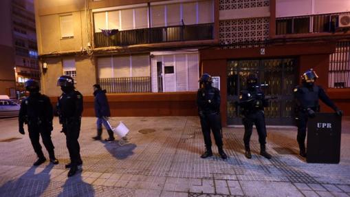 Miembros de la UPR desplegados en la calle a primera hora de la mañana.