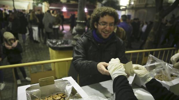 Atracón de pestiños, erizos y ostiones maridados con las primeras coplas