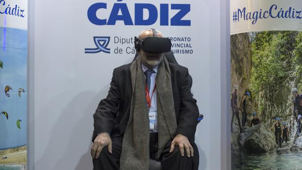 Un visitante prueba las gafas de realidad virtual de turismo activo