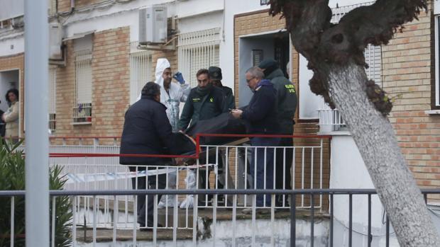 La Guardia Civil saca el cuerpo del vecino de La Algaba