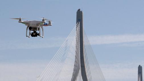 Un drone sobrevuela la zona del segundo puente en Cádiz.