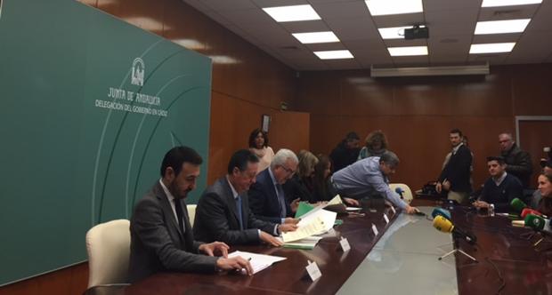 Momento de la firma del convenio en la Delegación de Gobierno de la Junta, en Cádiz