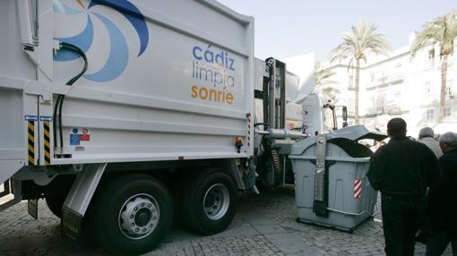 Recogida de la basura en el centro de Cádiz