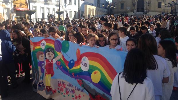 Más de un millar de escolares toman parte en la Marcha por la Paz