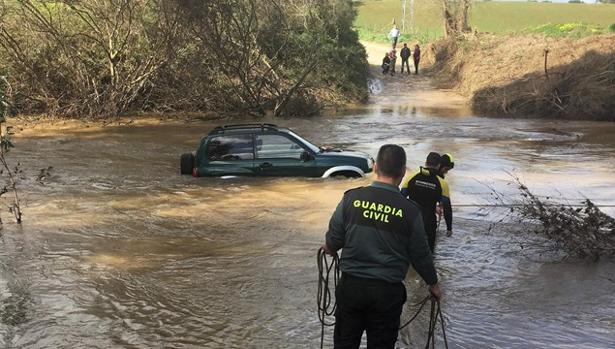 Rescatan cuatro personas de un vehículo atrapado en el río Hozgarganta en Jimena