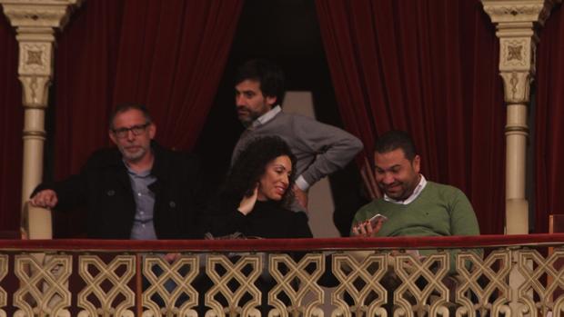 Juan Carlos Cordero, en el Falla 'ojeando' a los comparsistas