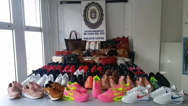 Las zapatillas de deporte y los bolsos falsificados intervenidos a un vendedor ilegal en Lora del Río