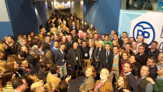 La delegación de Cádiz, junto al presidente regional del PP, Juanma Moreno.