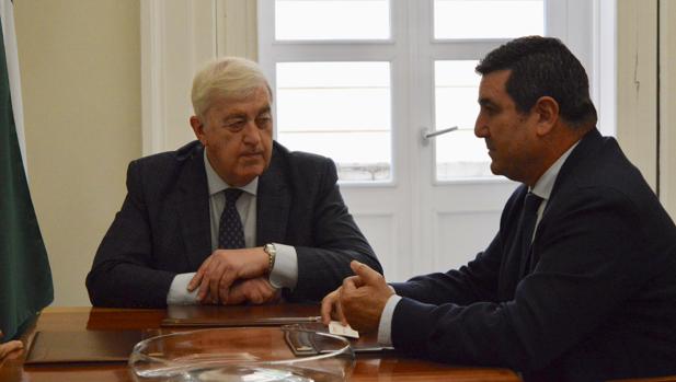 Ángel Juan Pascual, presidente de la Cámara, y Alfonso Pozuelo, delegado del Estado en Zona Franca de Cádiz.