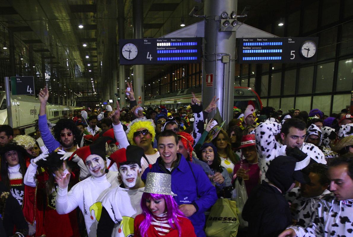 La estación de trenes es el epicentro de llegadas en la fiesta de Carnaval