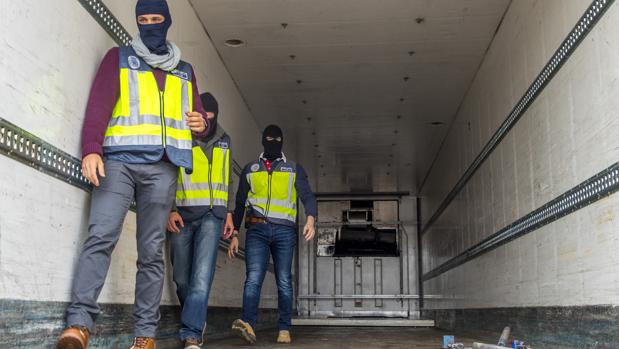 Unos agentes revisan un camión que ha sido utilizado para el transporte de hachís