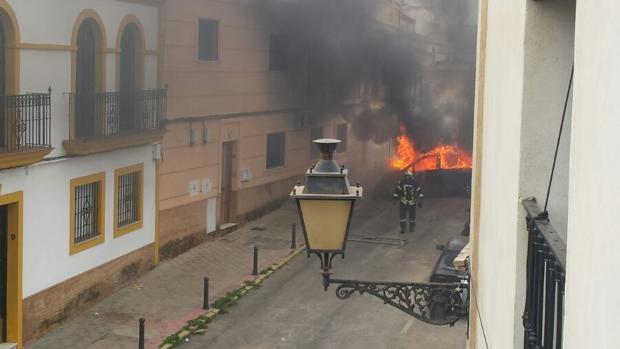 Explota un coche y recorre varios metros ardiendo en Alcalá de Guadaíra