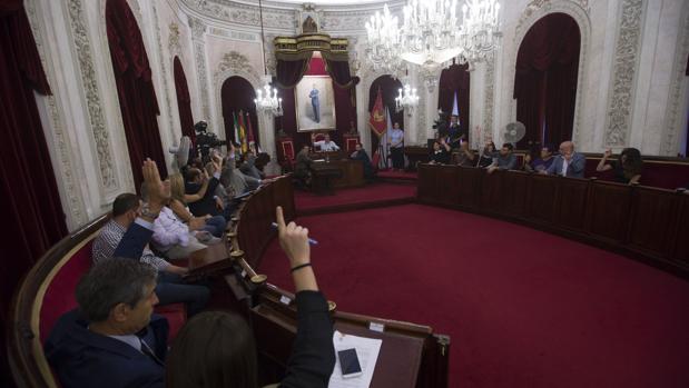 La oposición ha arremetido contra Podemos por culpa de las cuentas.