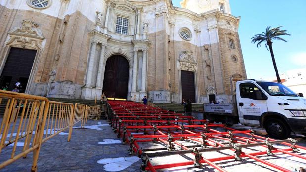 Comienzan los preparativos en Catedral para la Semana Santa de Cádiz