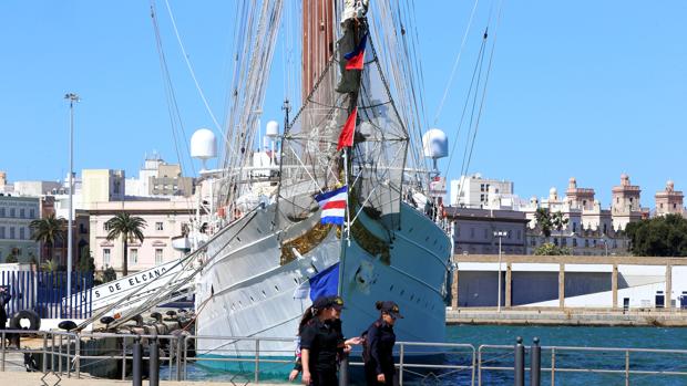 Cádiz se engalana para despedir al ‘Juan Sebastián Elcano’ en su 90 cumpleaños