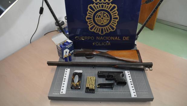 Amenaza con una pistola a su padrastro por el pago de una deuda