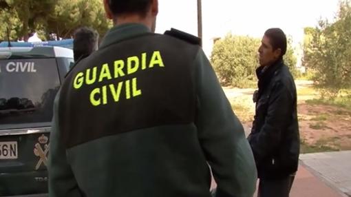 Uno de los inmigrantes, en el momento de ser interceptado por la Guardia Civil.