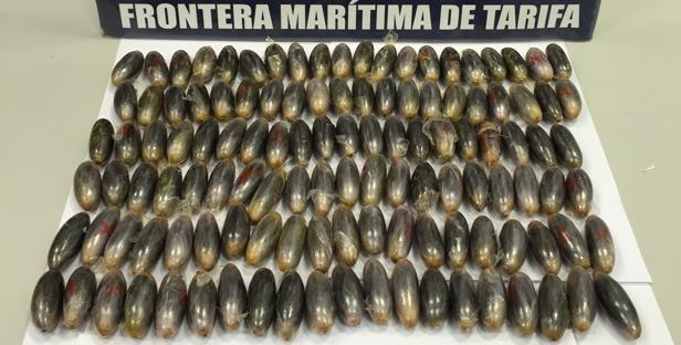 Dos detenidos en el puerto de Tarifa con más de 200 bellotas de hachís en el interior del organismo