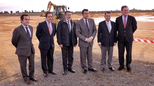 Representantes institucionales y de Ybarra durante la puesta de la primera piedra