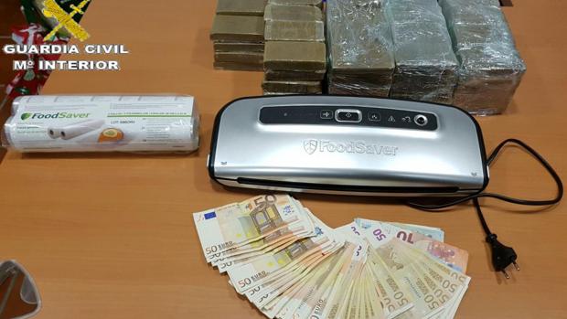 Sorprendido con 88 pastillas de polen de hachís y más de 4.000 euros en su poder