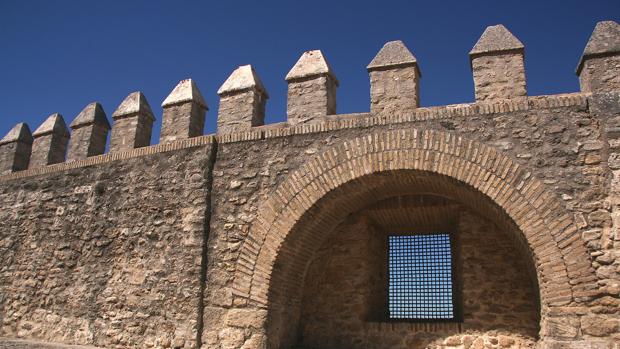 Muere en Vejer una mujer de 80 años tras precipitarse desde una muralla monumental