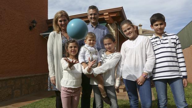 La familia Pérez Pineda, al completo, en su casa.